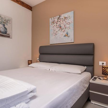 Aaa Apartments & Rooms With Free Parking Pula Zewnętrze zdjęcie